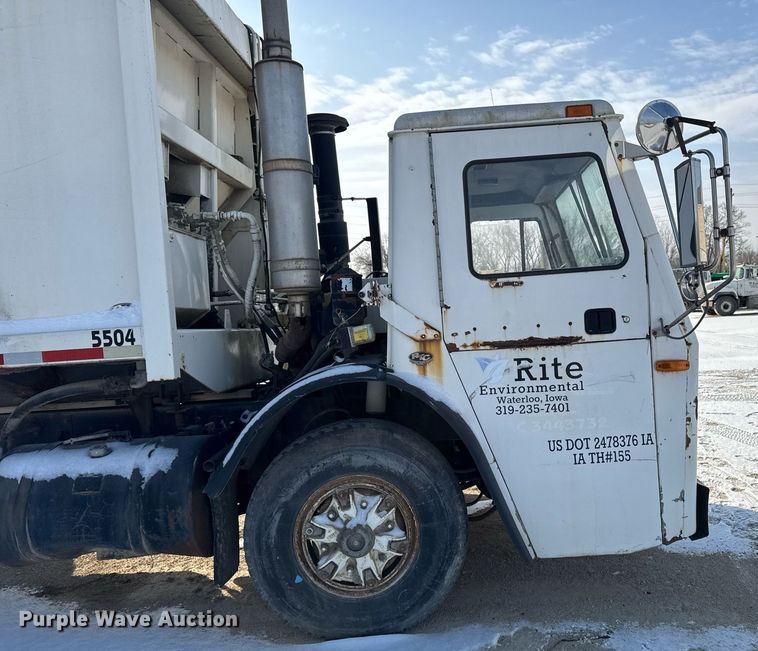 image for item DT0556 1995 Mack LE613 refuse truck