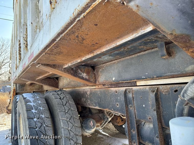 image for item DT0556 1995 Mack LE613 refuse truck