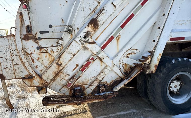 image for item DT0556 1995 Mack LE613 refuse truck