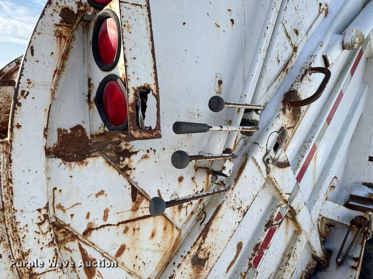 image for item DT0556 1995 Mack LE613 refuse truck