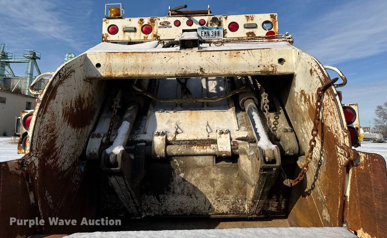 image for item DT0556 1995 Mack LE613 refuse truck