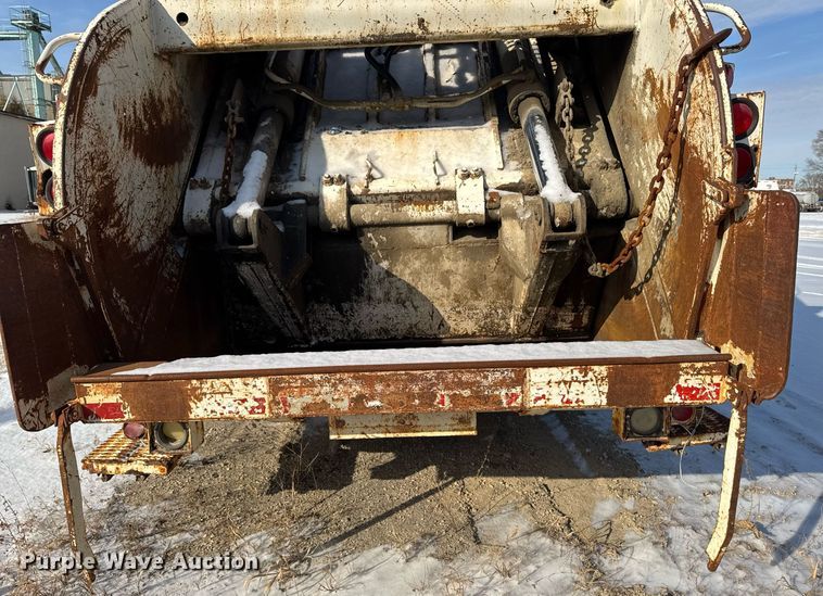 image for item DT0556 1995 Mack LE613 refuse truck