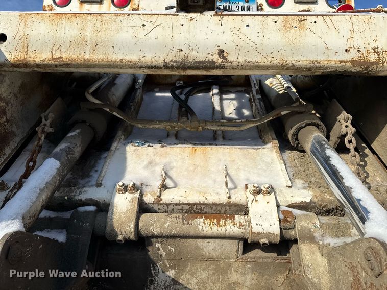 image for item DT0556 1995 Mack LE613 refuse truck