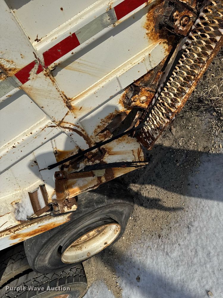 image for item DT0556 1995 Mack LE613 refuse truck