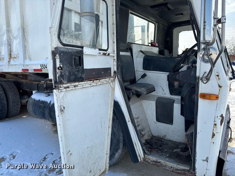 image for item DT0556 1995 Mack LE613 refuse truck