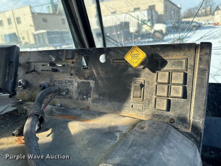 image for item DT0556 1995 Mack LE613 refuse truck