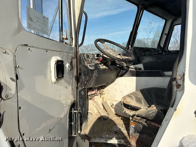 image for item DT0556 1995 Mack LE613 refuse truck