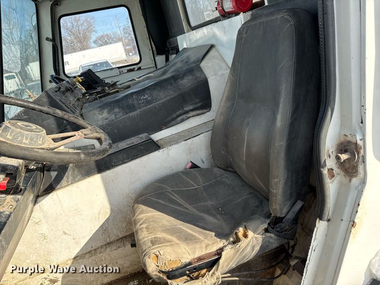 image for item DT0556 1995 Mack LE613 refuse truck