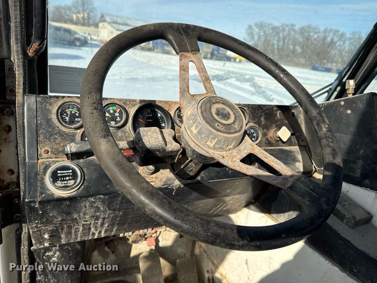 image for item DT0556 1995 Mack LE613 refuse truck