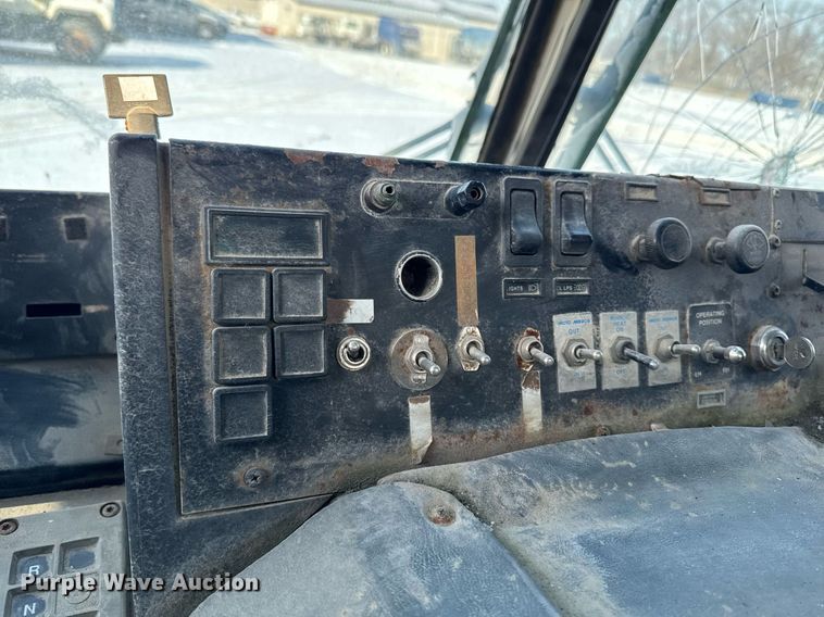 image for item DT0556 1995 Mack LE613 refuse truck