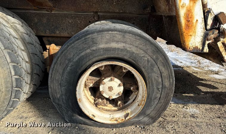 image for item DT0556 1995 Mack LE613 refuse truck