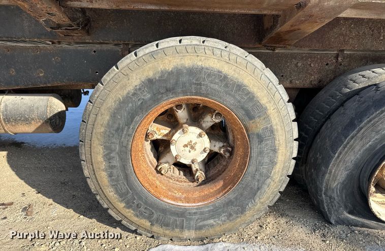 image for item DT0556 1995 Mack LE613 refuse truck