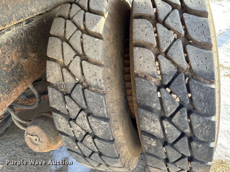 image for item DT0556 1995 Mack LE613 refuse truck