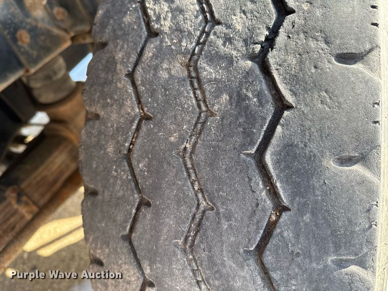 image for item DT0556 1995 Mack LE613 refuse truck