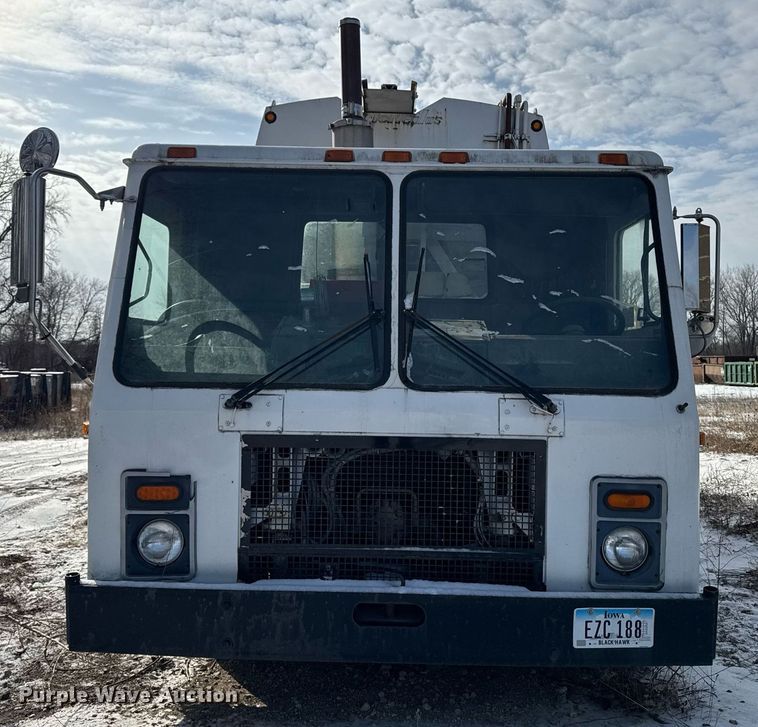 image for item DT0559 1998 Mack LE613 refuse truck