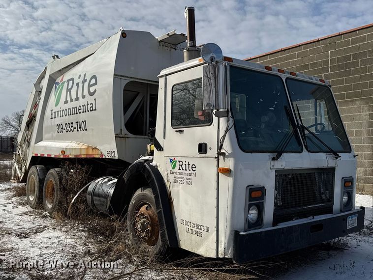image for item DT0559 1998 Mack LE613 refuse truck