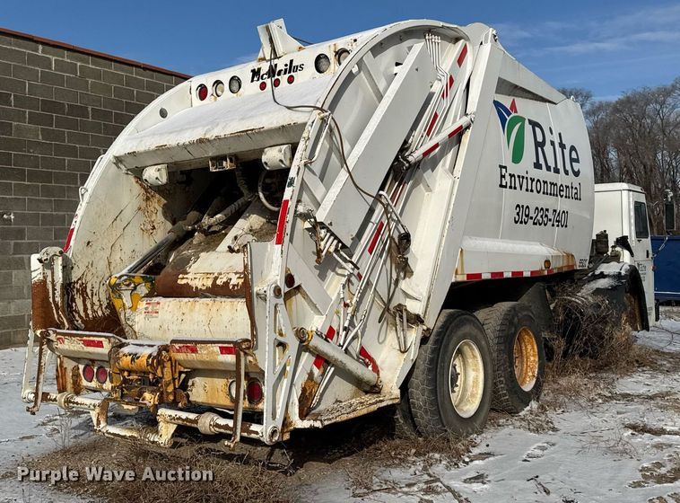 image for item DT0559 1998 Mack LE613 refuse truck