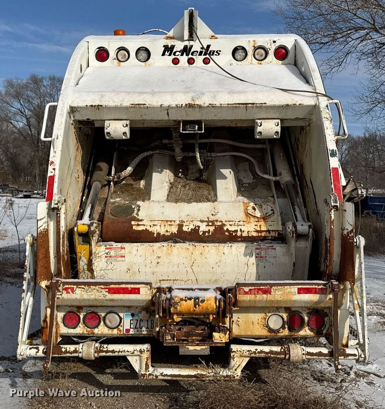 image for item DT0559 1998 Mack LE613 refuse truck
