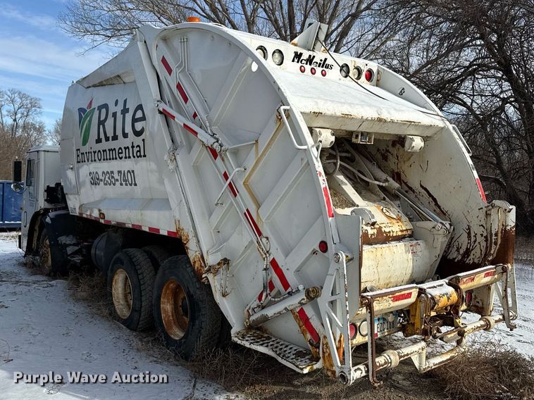 image for item DT0559 1998 Mack LE613 refuse truck