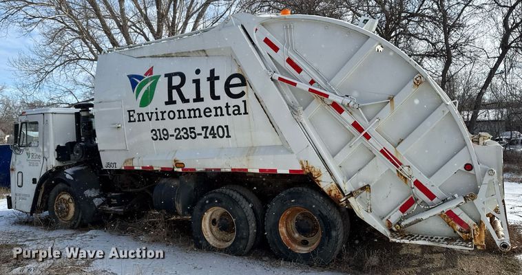 image for item DT0559 1998 Mack LE613 refuse truck