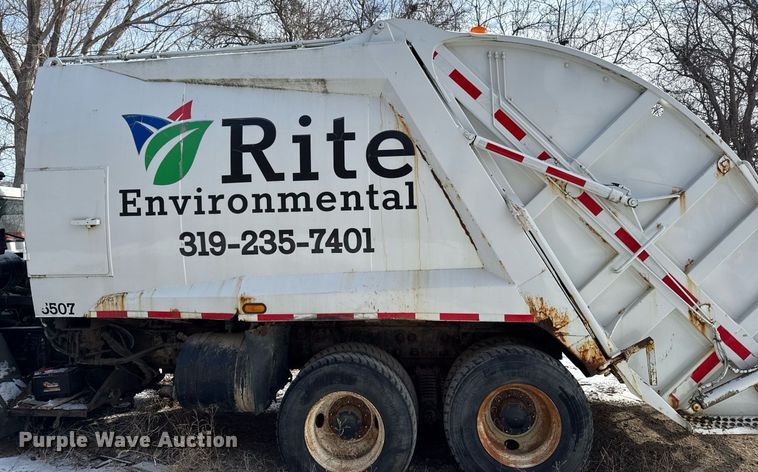 image for item DT0559 1998 Mack LE613 refuse truck