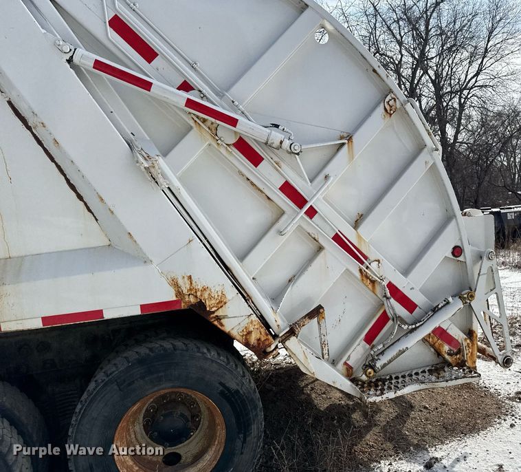 image for item DT0559 1998 Mack LE613 refuse truck