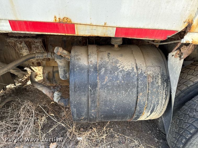 image for item DT0559 1998 Mack LE613 refuse truck