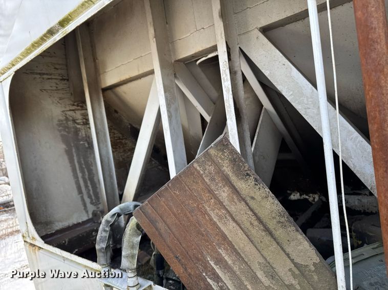 image for item DT0559 1998 Mack LE613 refuse truck