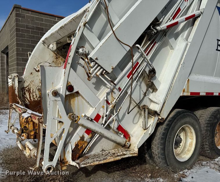 image for item DT0559 1998 Mack LE613 refuse truck