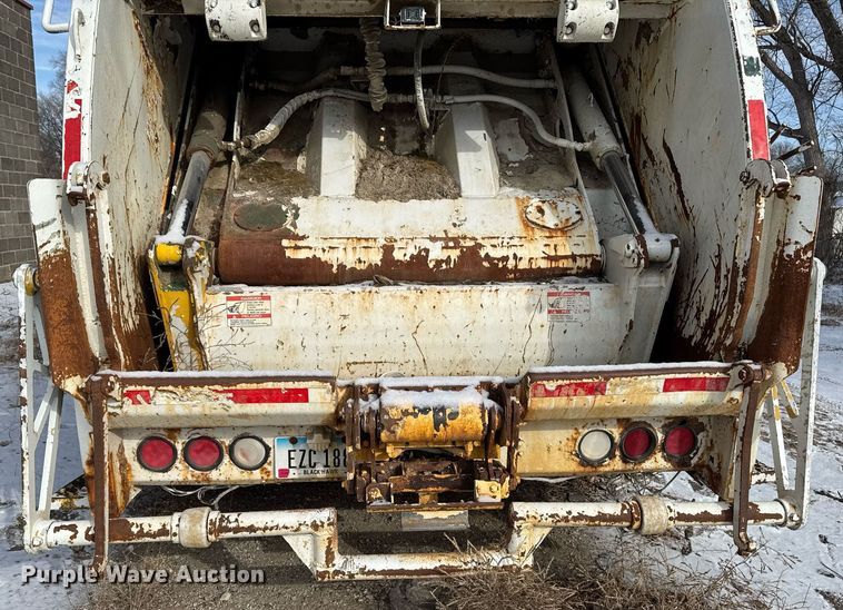 image for item DT0559 1998 Mack LE613 refuse truck