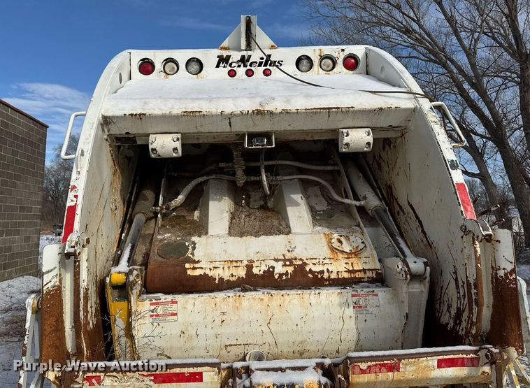 image for item DT0559 1998 Mack LE613 refuse truck