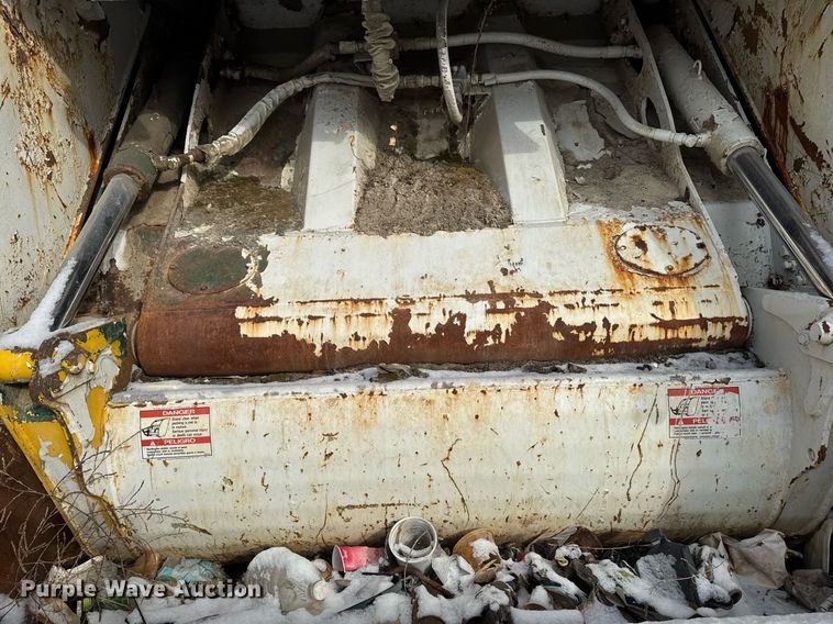 image for item DT0559 1998 Mack LE613 refuse truck