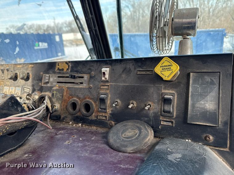 image for item DT0559 1998 Mack LE613 refuse truck