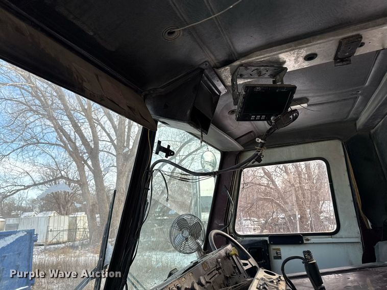 image for item DT0559 1998 Mack LE613 refuse truck