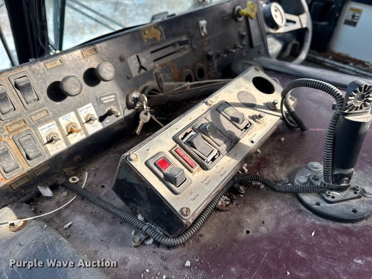 image for item DT0559 1998 Mack LE613 refuse truck