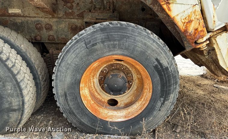 image for item DT0559 1998 Mack LE613 refuse truck