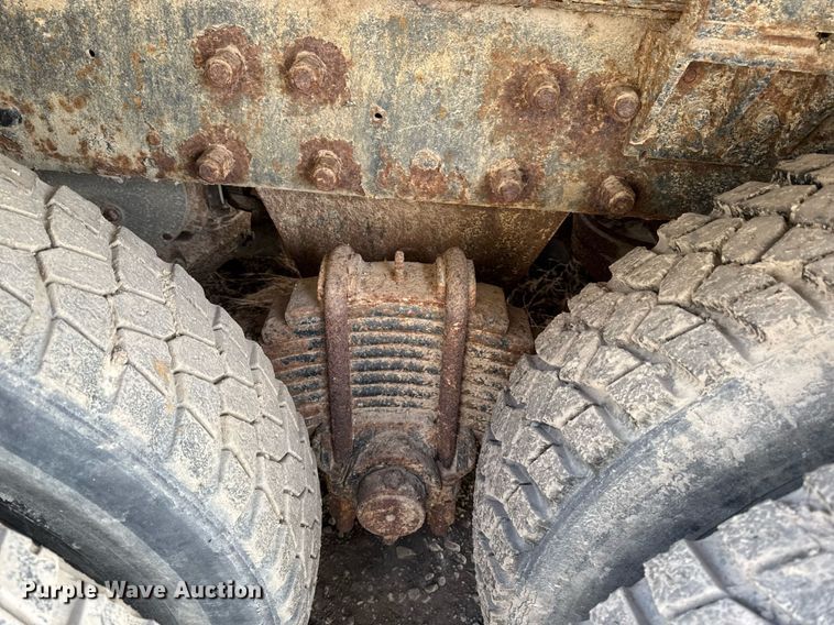 image for item DT0559 1998 Mack LE613 refuse truck