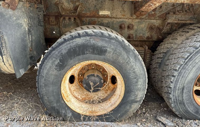 image for item DT0559 1998 Mack LE613 refuse truck