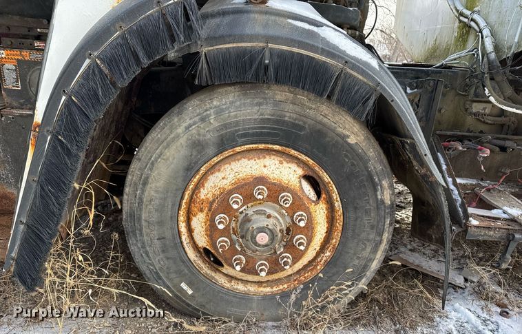 image for item DT0559 1998 Mack LE613 refuse truck