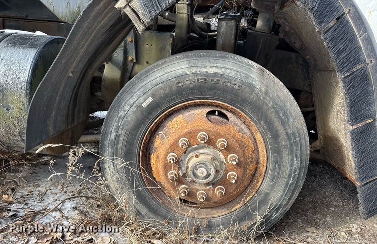 image for item DT0559 1998 Mack LE613 refuse truck