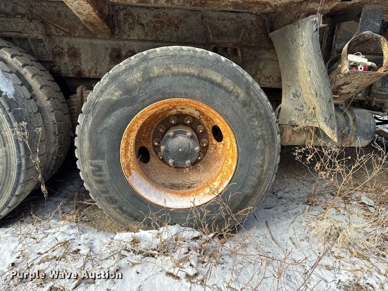 image for item DT0559 1998 Mack LE613 refuse truck