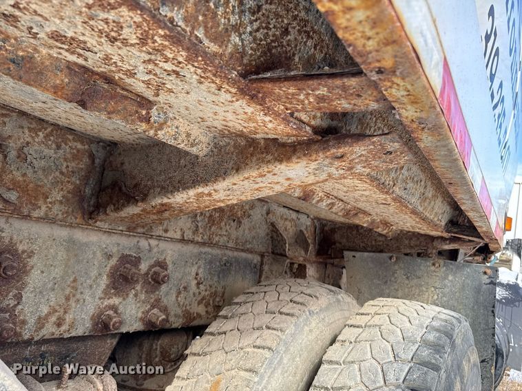 image for item DT0559 1998 Mack LE613 refuse truck