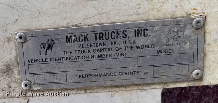 image for item DT0559 1998 Mack LE613 refuse truck