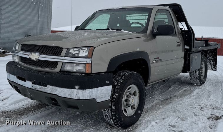image for item DT0570 2003 Chevrolet Silverado 2500HD bale bed pickup truck