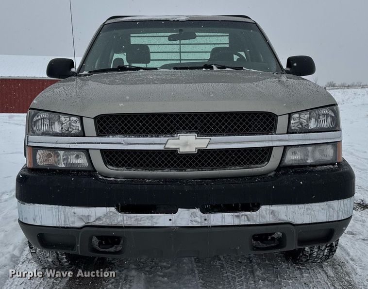 image for item DT0570 2003 Chevrolet Silverado 2500HD bale bed pickup truck