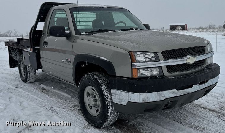 image for item DT0570 2003 Chevrolet Silverado 2500HD bale bed pickup truck