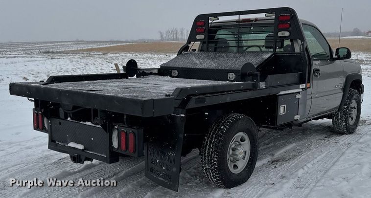 image for item DT0570 2003 Chevrolet Silverado 2500HD bale bed pickup truck