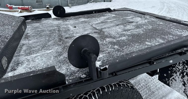 image for item DT0570 2003 Chevrolet Silverado 2500HD bale bed pickup truck