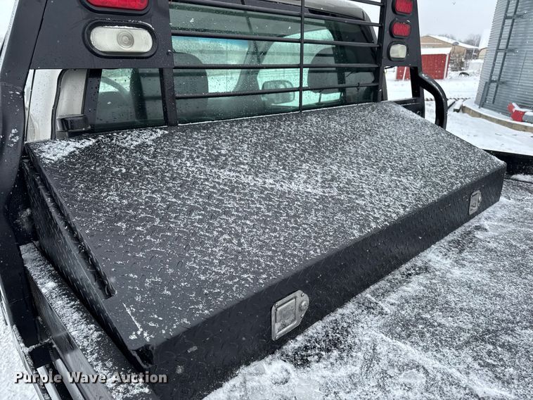 image for item DT0570 2003 Chevrolet Silverado 2500HD bale bed pickup truck