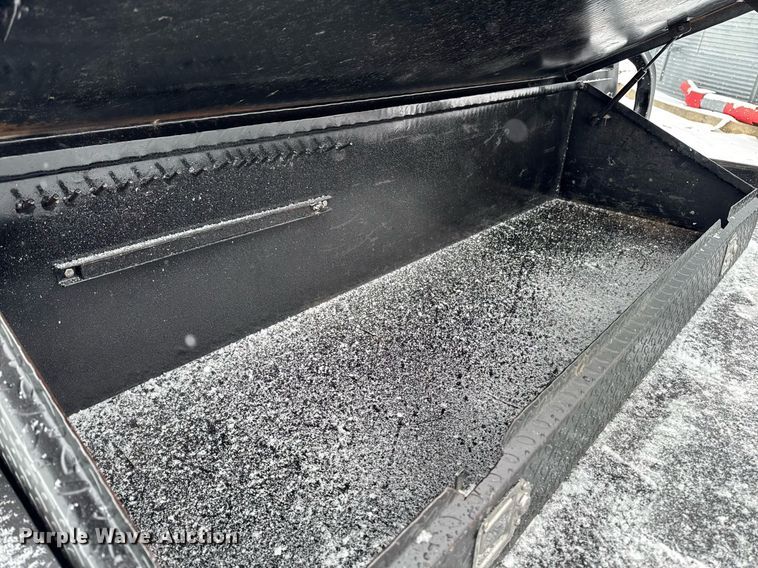 image for item DT0570 2003 Chevrolet Silverado 2500HD bale bed pickup truck